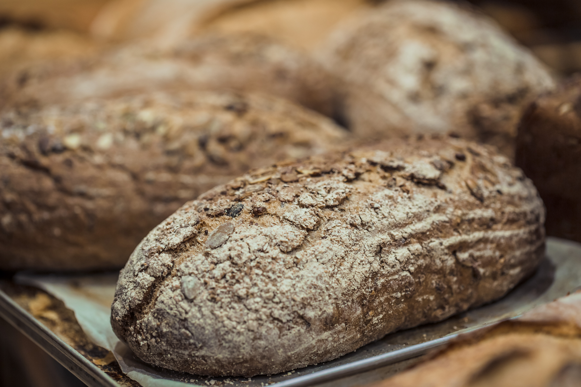 Pane artigianale a lievitazione naturale — crosta scura e mollica viva